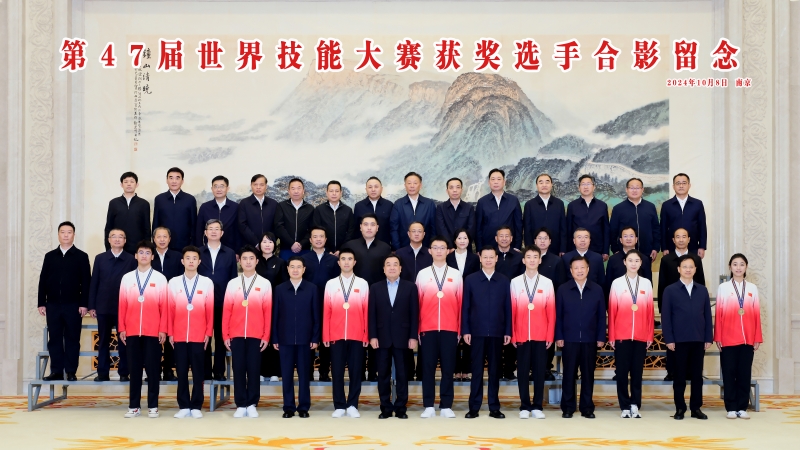 世賽銀牌 受省委書記 省長(zhǎng)會(huì)見.jpg