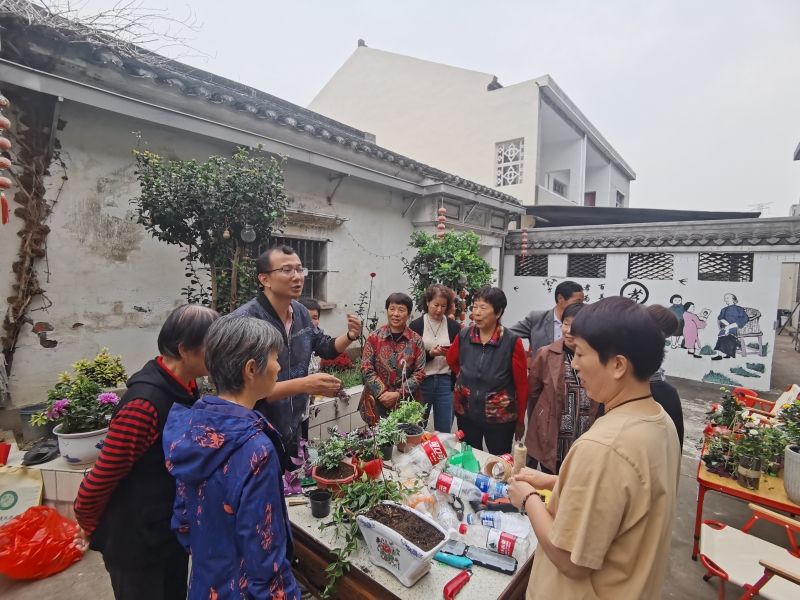圖2季節(jié)老師講授材料選用、改造技巧與構(gòu)圖.jpg